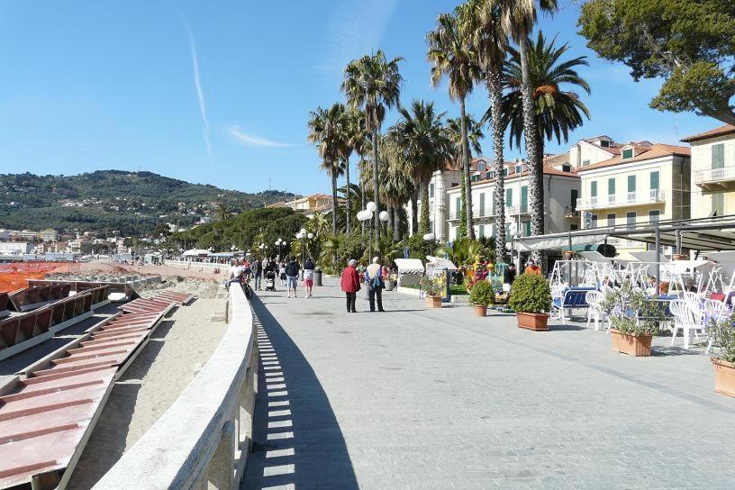 Casa Bisou Italia Wifi Et Parking Free Privato Villa Diano San Pietro Luaran gambar