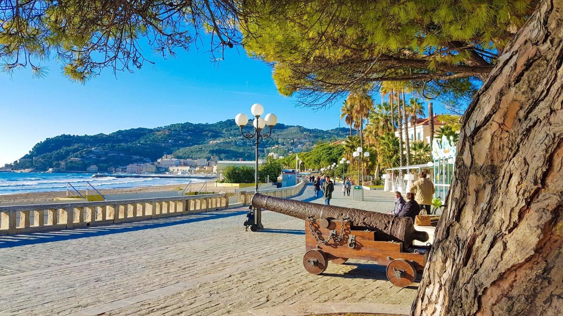 Casa Bisou Italia Wifi Et Parking Free Privato Villa Diano San Pietro Luaran gambar